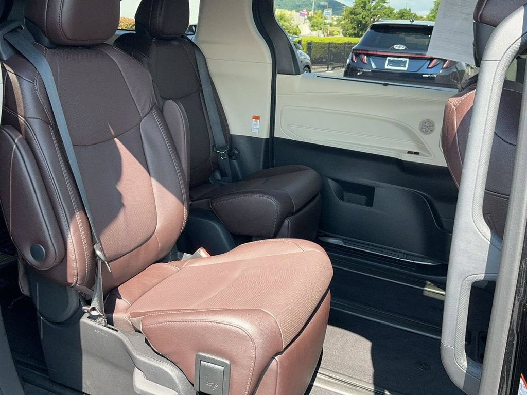 2023 Toyota Sienna Platinum