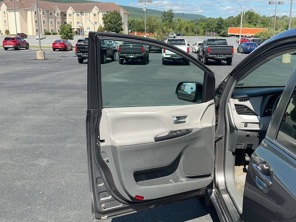 2017 Toyota Sienna LE