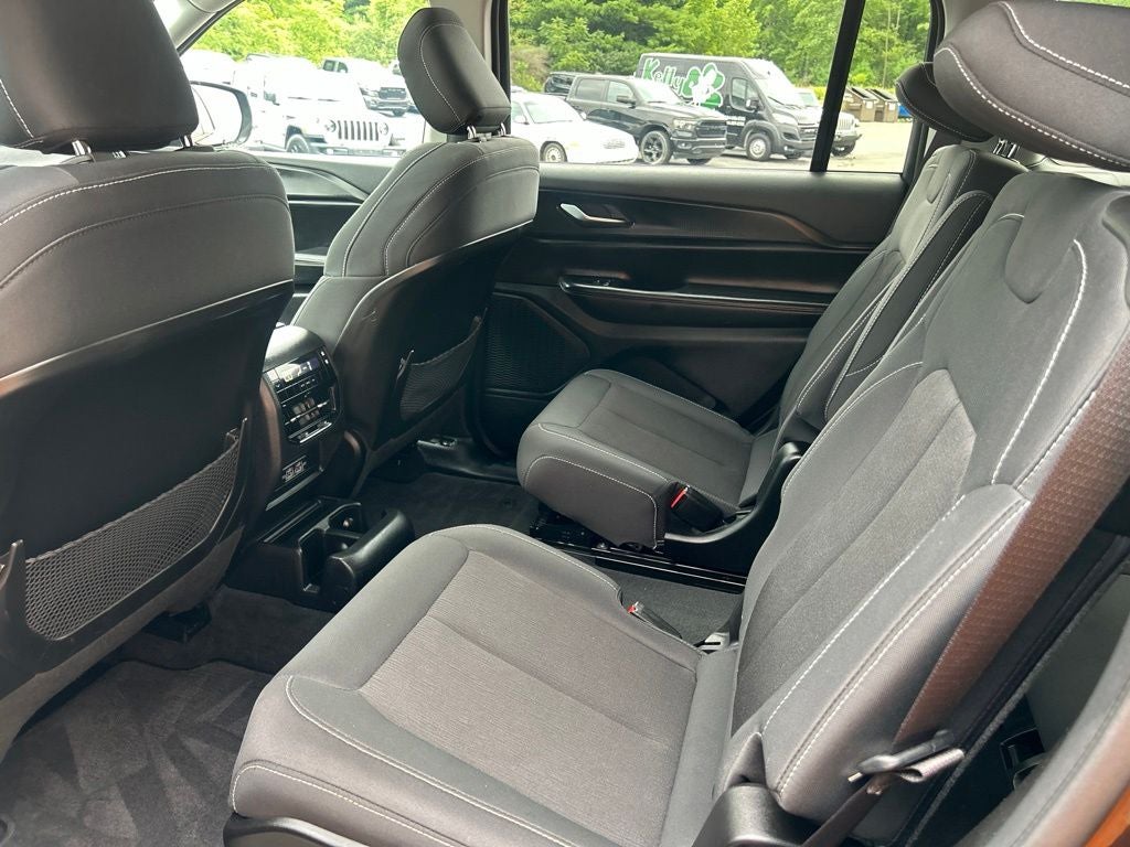 2023 Jeep Grand Cherokee L Laredo 4x4