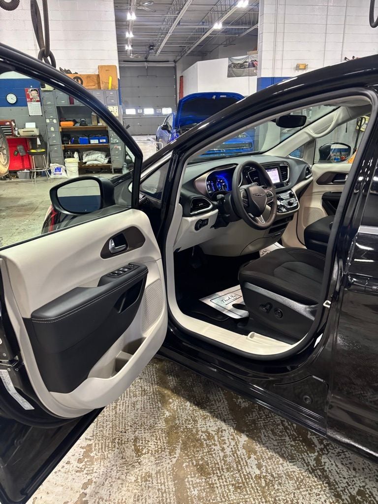 2024 Chrysler Voyager LX