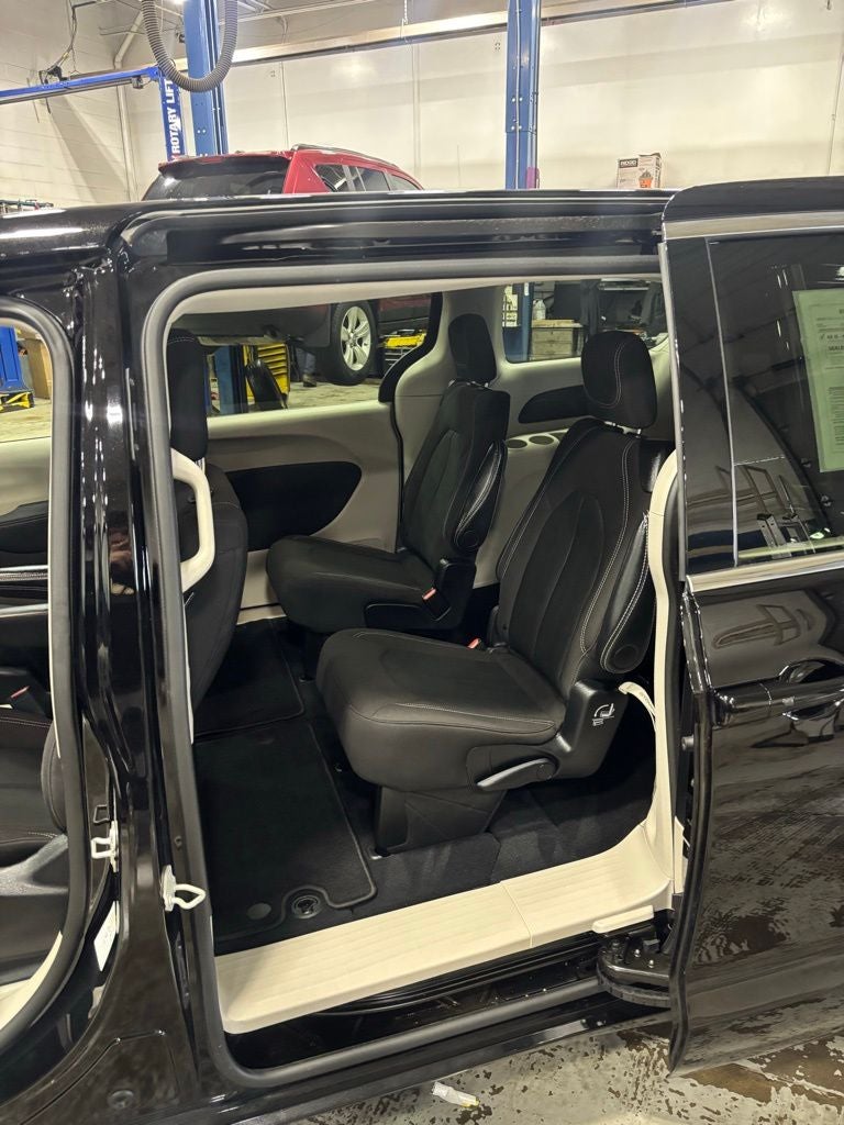 2024 Chrysler Voyager LX