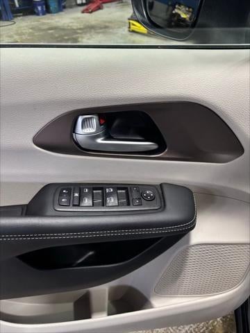 2024 Chrysler Voyager LX