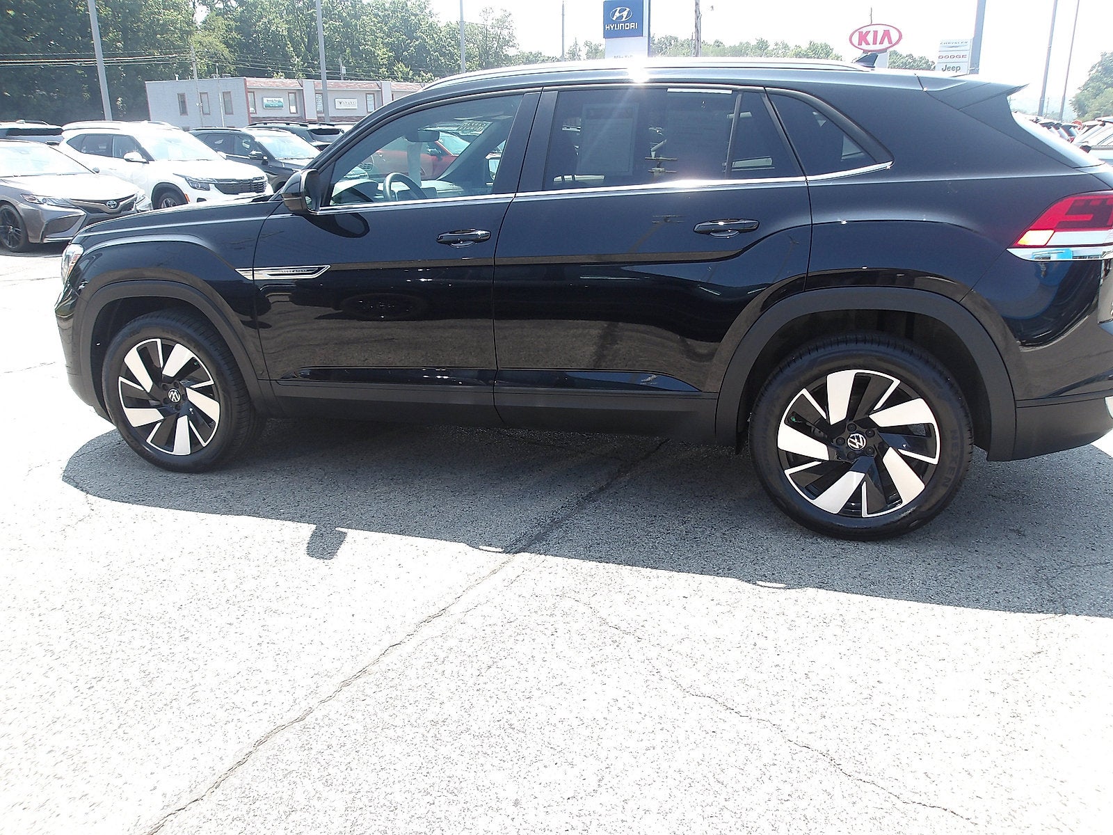 2025 Volkswagen Atlas Cross Sport 2.0T SE w/Technology
