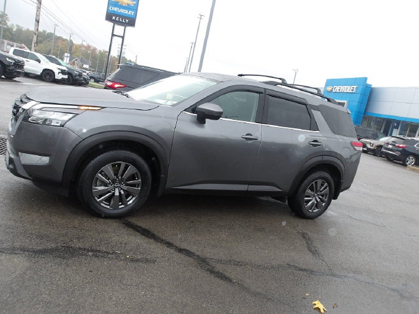 2025 Nissan Pathfinder SV