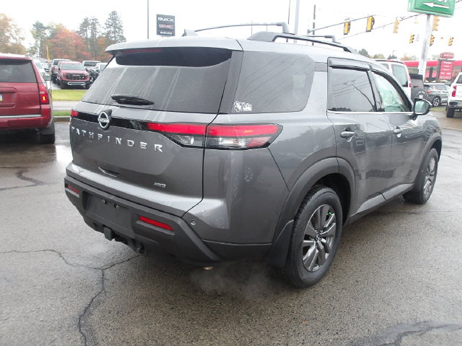 2025 Nissan Pathfinder SV