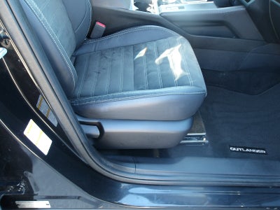 2023 Mitsubishi Outlander Base