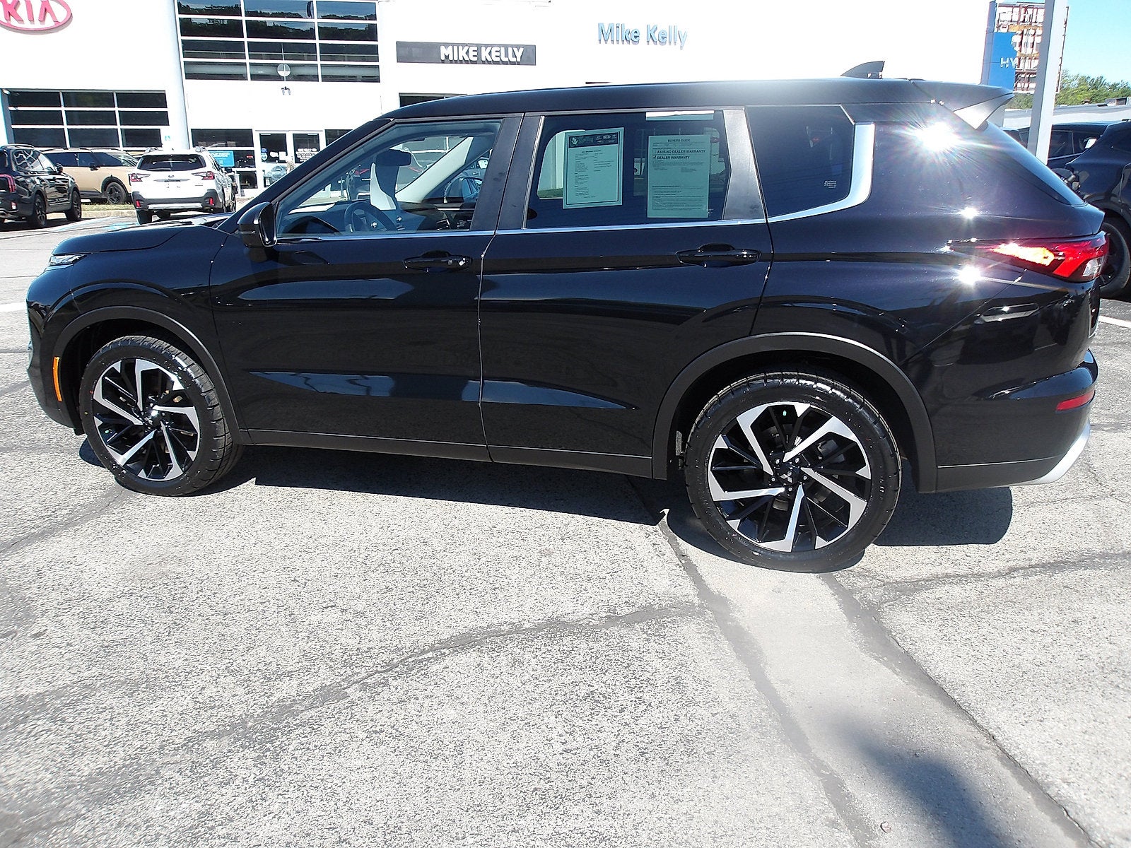 2023 Mitsubishi Outlander Base