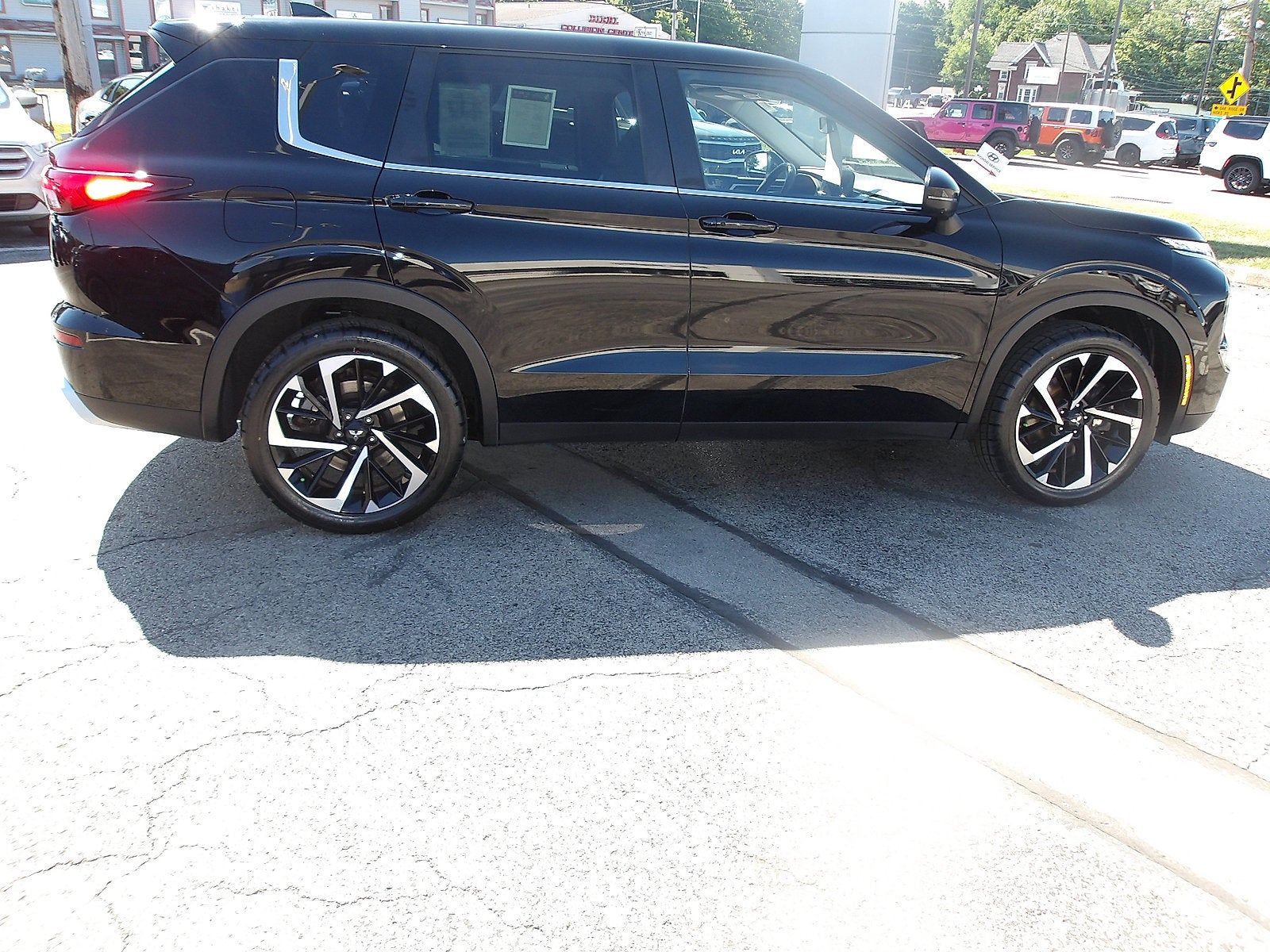 2023 Mitsubishi Outlander Base